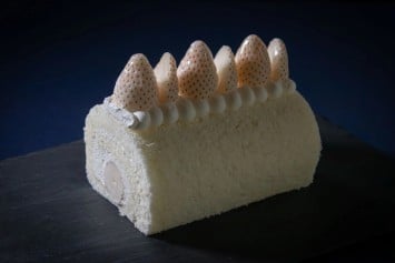 パティシエ特製プレミアムなスイーツ、白イチゴのホワイトロール、白イチゴのタルトのご案内