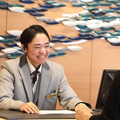 ロビーで働いている様子