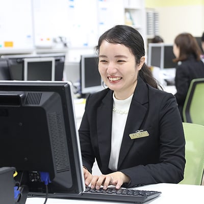 営業統括部で働いている様子